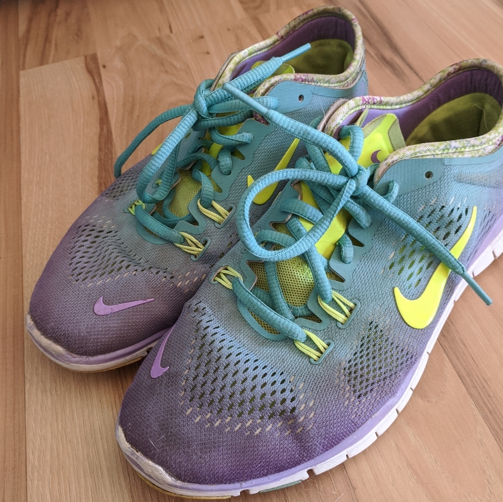 Women's size 7 nike sneakers